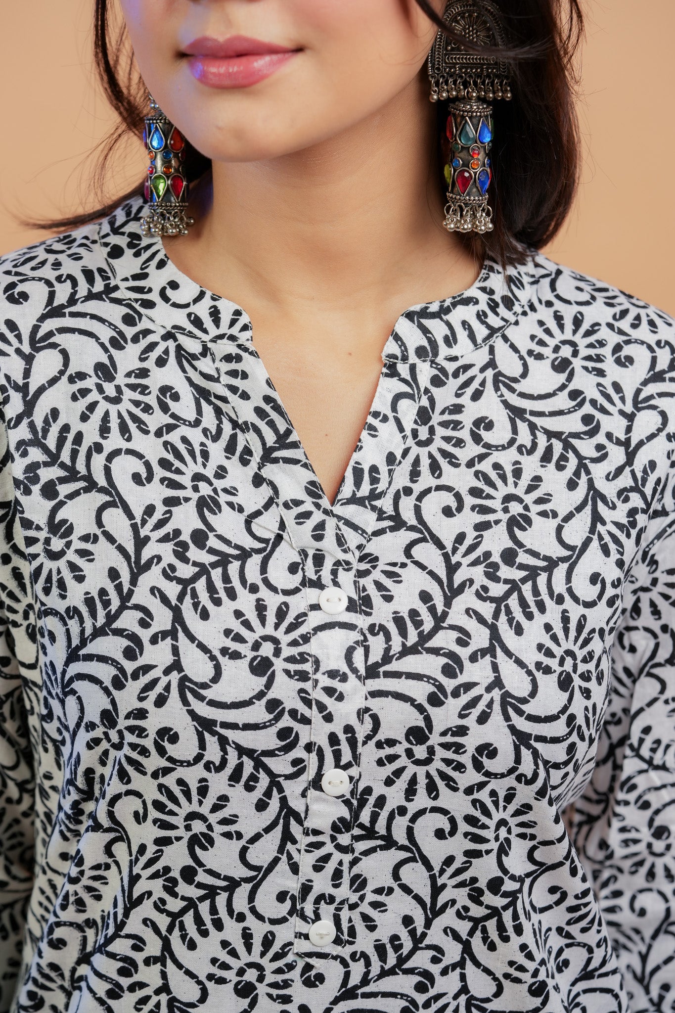 Kaamya-White and black print straight kurta with mandarin neck