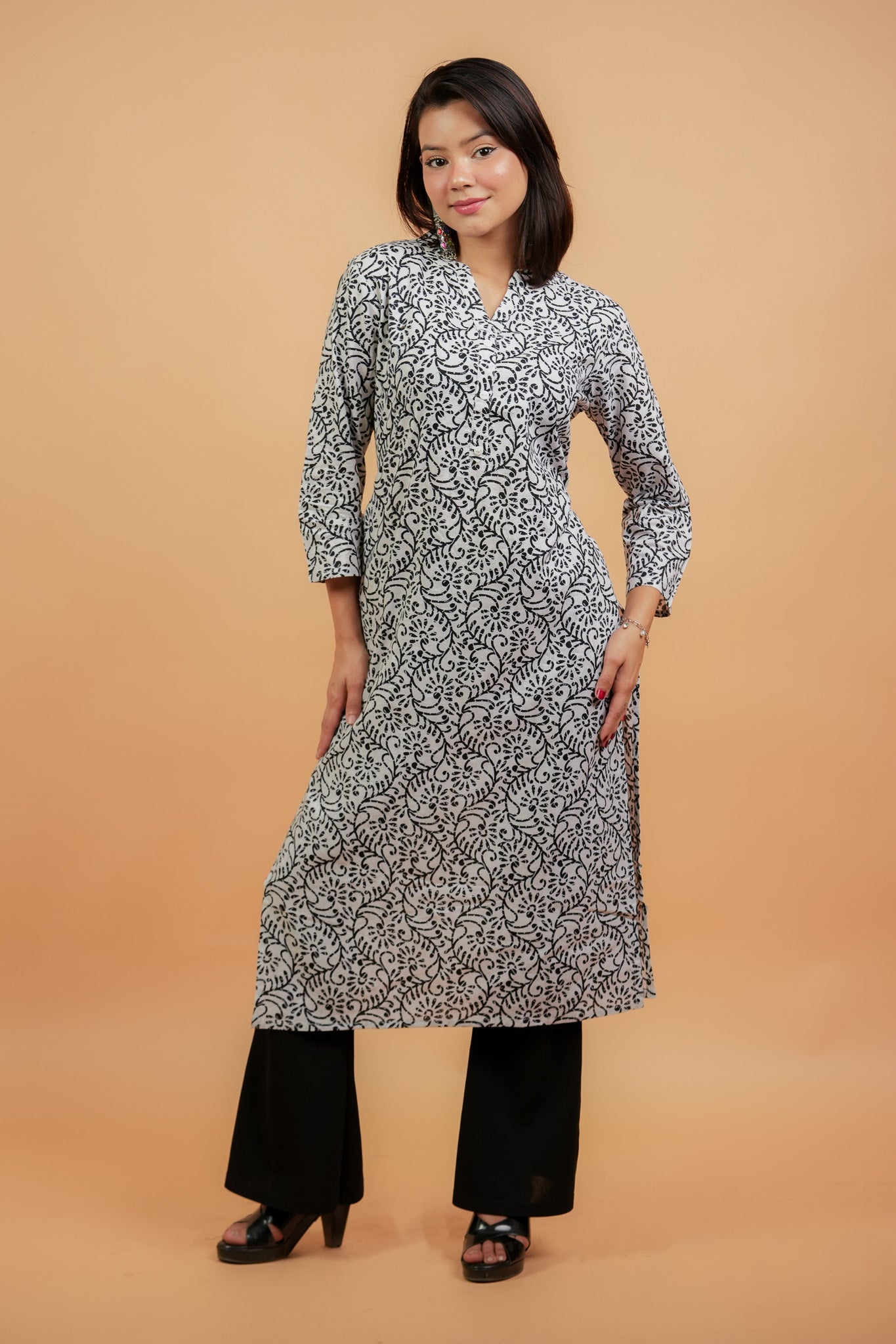 Kaamya-White and black print straight kurta with mandarin neck