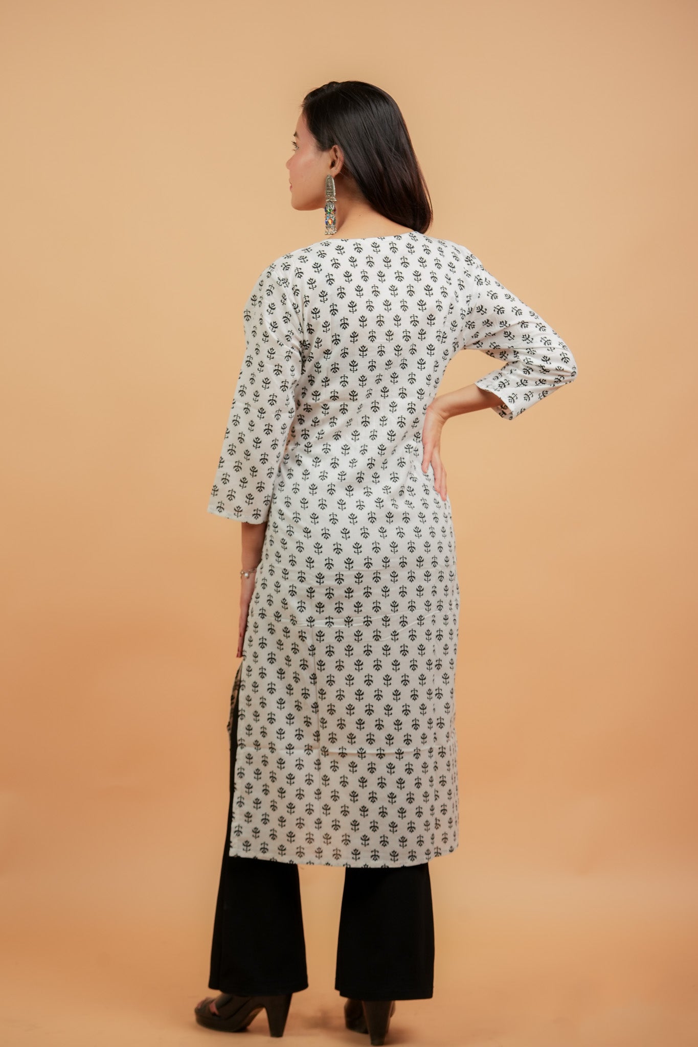 Kashi-White with small black butti cotton kurta