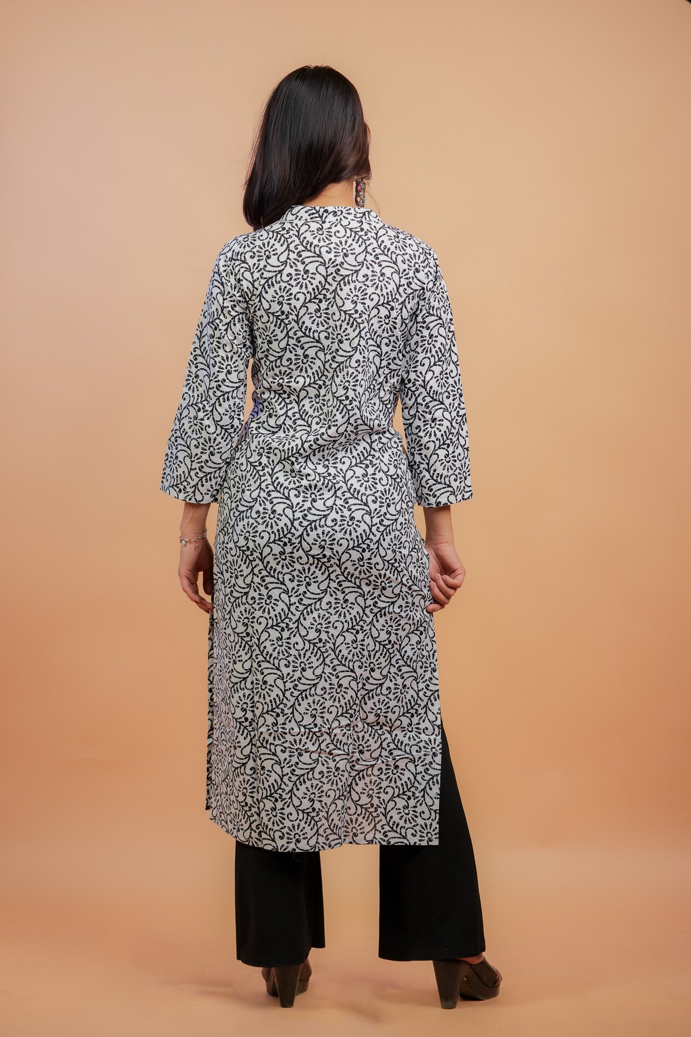 Kaamya-White and black print straight kurta with mandarin neck