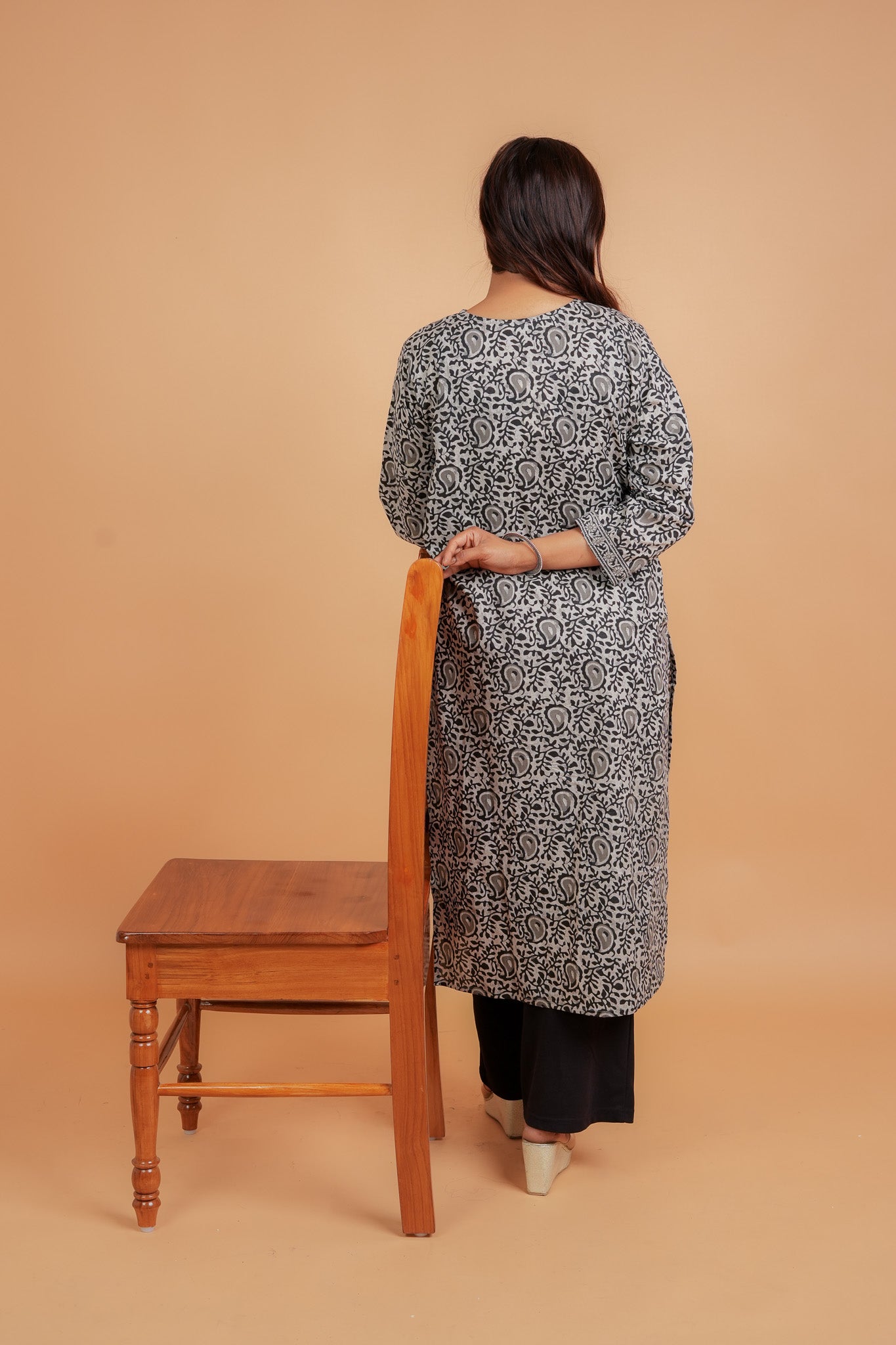 KASHMIRA- BLACK AND GREY COTTON BOTANICAL PRINT KURTA